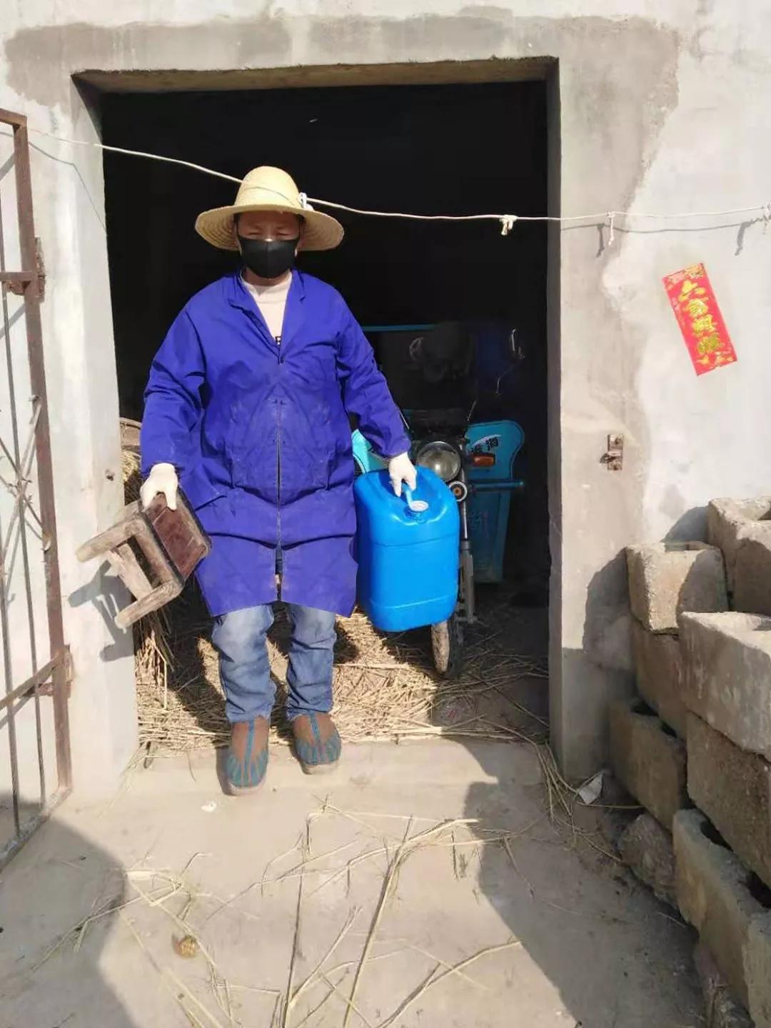 王文明穿戴好防護用品準(zhǔn)備消毒作業(yè)